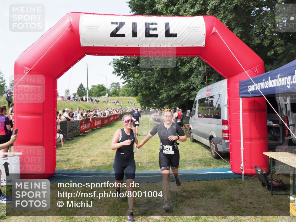 21.06.2025 - 27. Vierlanden-Triathlon MichiJ http://msf.ph/oto/8001004 15.06.2026 11:25:20 Ziel 325, 545, 587 meine-sportfotos.de