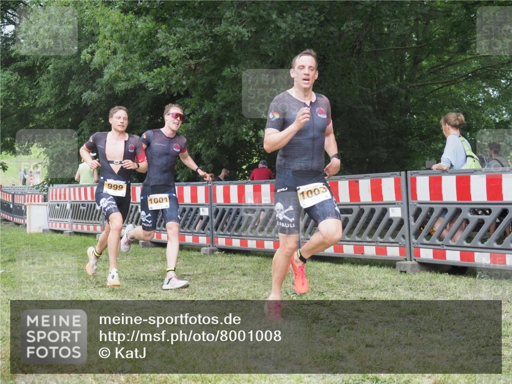 21.06.2025 - 27. Vierlanden-Triathlon KatJ http://msf.ph/oto/8001008 15.06.2025 12:54:30 Ziel 999, 1001, 1003 meine-sportfotos.de