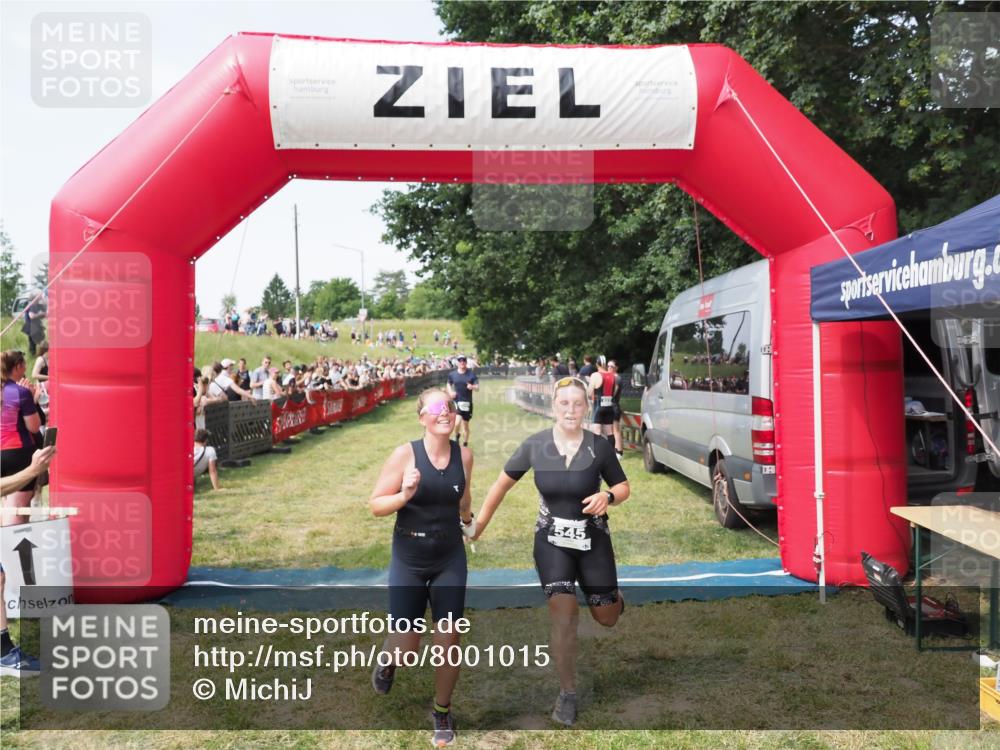 21.06.2025 - 27. Vierlanden-Triathlon MichiJ http://msf.ph/oto/8001015 15.06.2026 11:25:20 Ziel 325, 545, 587 meine-sportfotos.de