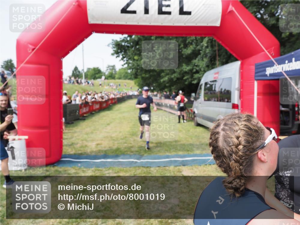 21.06.2025 - 27. Vierlanden-Triathlon MichiJ http://msf.ph/oto/8001019 15.06.2026 11:25:22 Ziel 325, 545, 587 meine-sportfotos.de