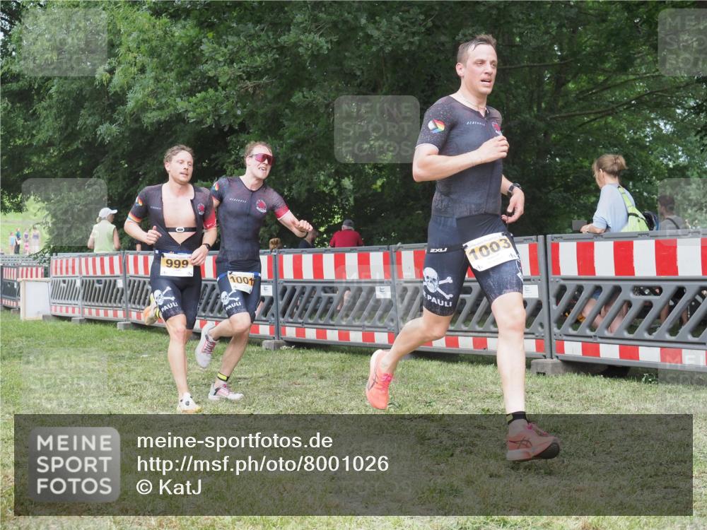 21.06.2025 - 27. Vierlanden-Triathlon KatJ http://msf.ph/oto/8001026 15.06.2025 12:54:31 Ziel 999, 1001, 1003 meine-sportfotos.de