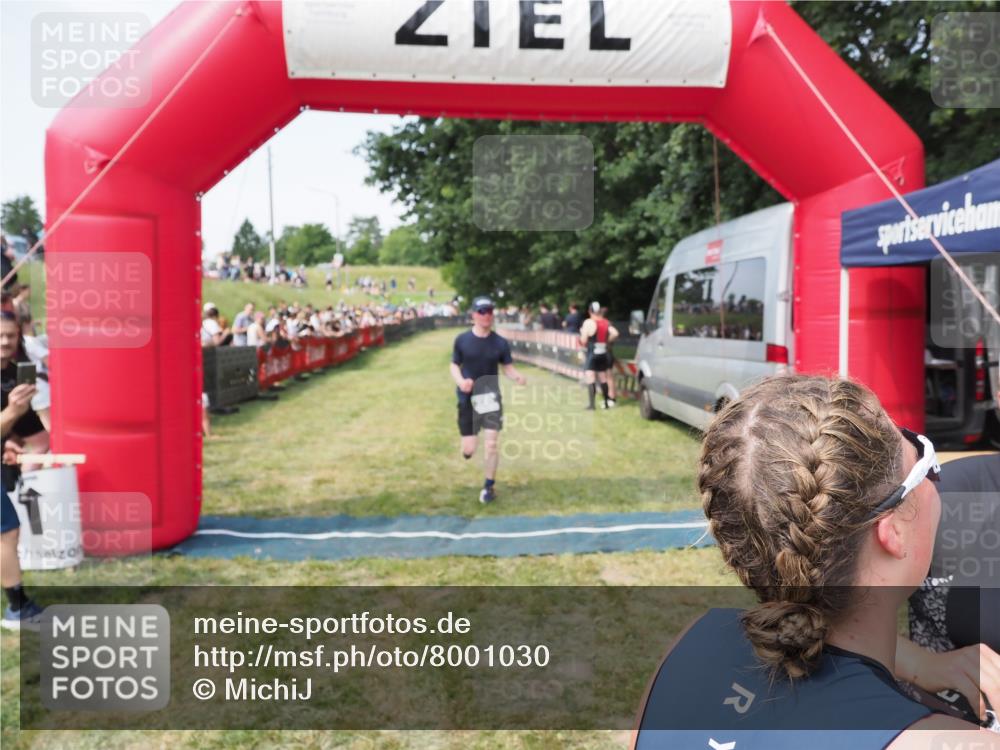21.06.2025 - 27. Vierlanden-Triathlon MichiJ http://msf.ph/oto/8001030 15.06.2026 11:25:22 Ziel 325, 545, 587 meine-sportfotos.de