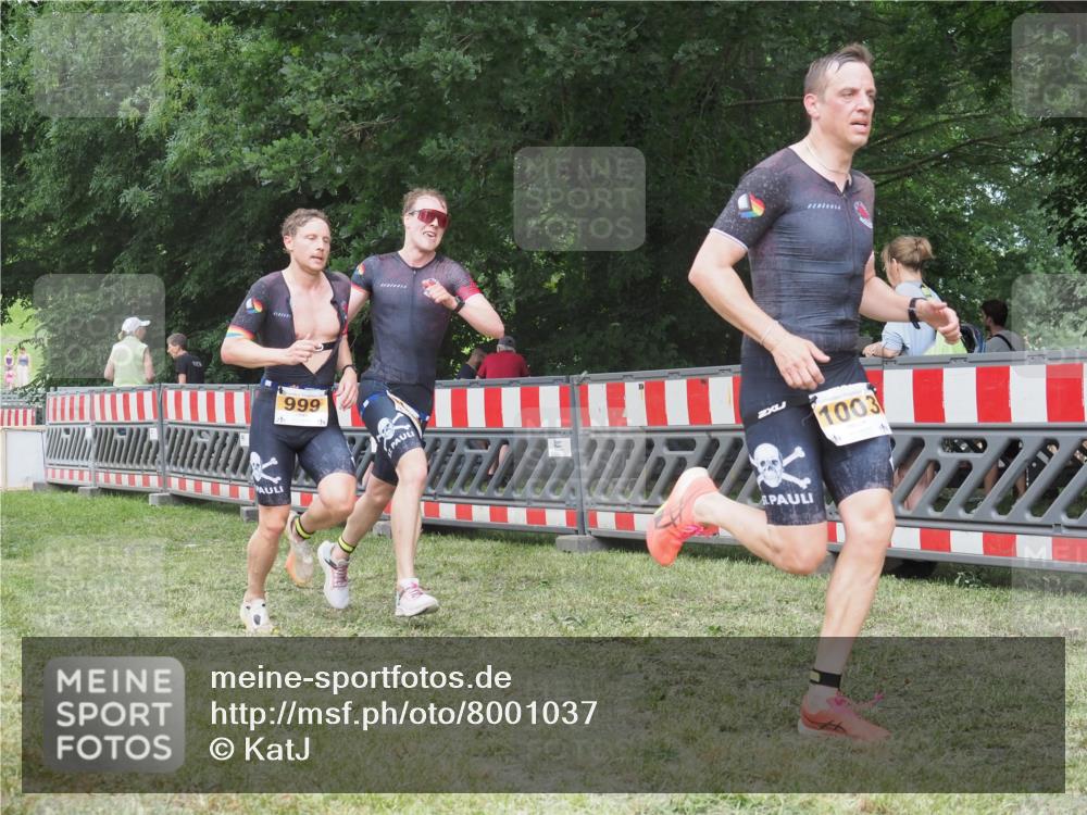 21.06.2025 - 27. Vierlanden-Triathlon KatJ http://msf.ph/oto/8001037 15.06.2025 12:54:31 Ziel 999, 1001, 1003 meine-sportfotos.de