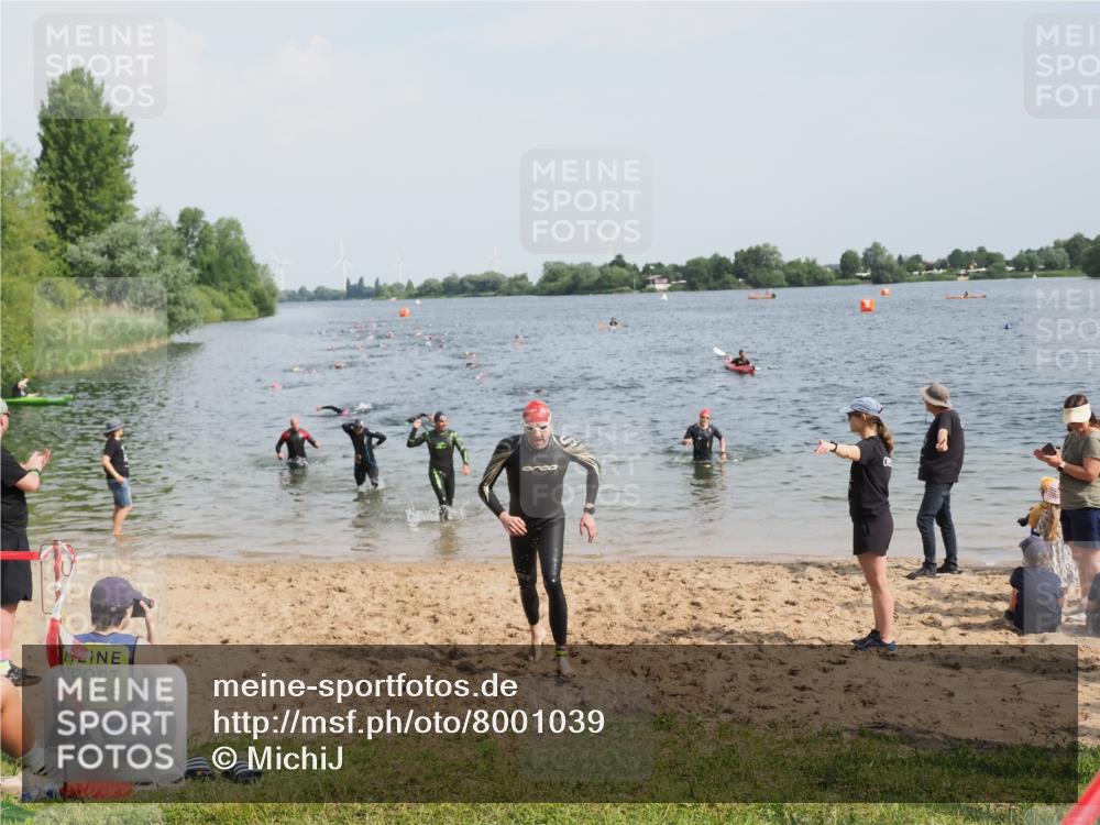 21.06.2025 - 27. Vierlanden-Triathlon MichiJ http://msf.ph/oto/8001039 15.06.2026 10:04:11 Schwimmen 411, 416, 453, 464 meine-sportfotos.de