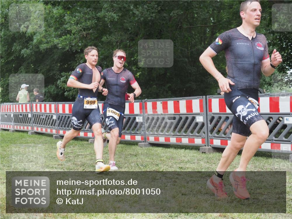 21.06.2025 - 27. Vierlanden-Triathlon KatJ http://msf.ph/oto/8001050 15.06.2025 12:54:31 Ziel 999, 1001, 1003 meine-sportfotos.de