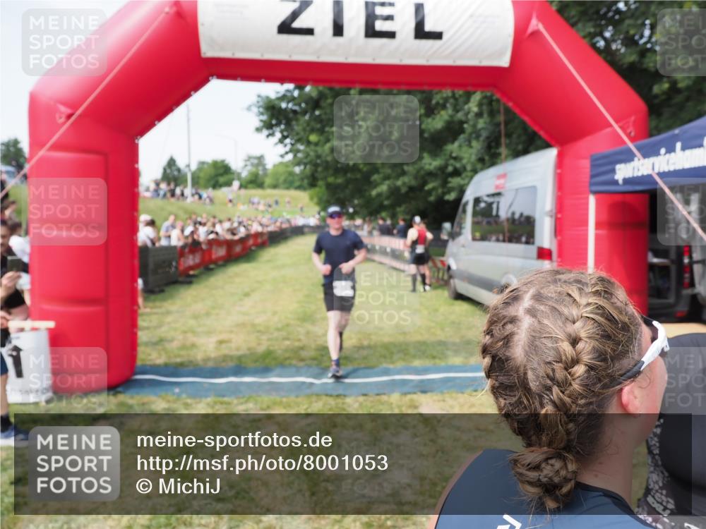 21.06.2025 - 27. Vierlanden-Triathlon MichiJ http://msf.ph/oto/8001053 15.06.2026 11:25:22 Ziel 325, 545, 587 meine-sportfotos.de