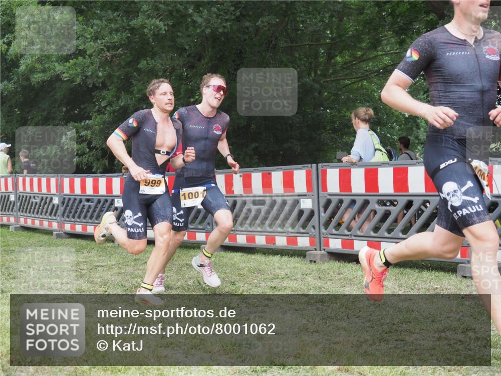 21.06.2025 - 27. Vierlanden-Triathlon KatJ http://msf.ph/oto/8001062 15.06.2025 12:54:31 Ziel 999, 1001, 1003 meine-sportfotos.de