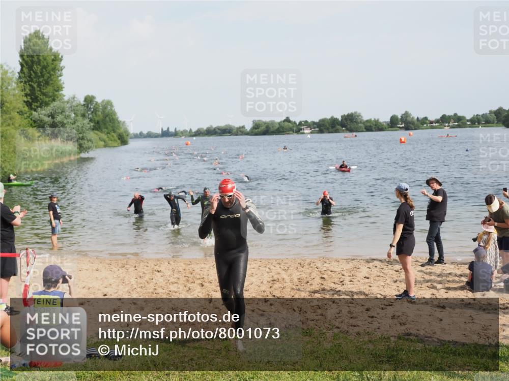 21.06.2025 - 27. Vierlanden-Triathlon MichiJ http://msf.ph/oto/8001073 15.06.2026 10:04:12 Schwimmen 411, 416, 453, 464 meine-sportfotos.de