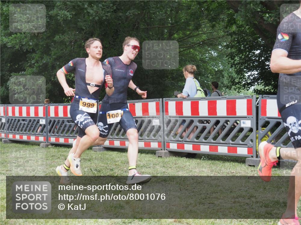 21.06.2025 - 27. Vierlanden-Triathlon KatJ http://msf.ph/oto/8001076 15.06.2025 12:54:31 Ziel 999, 1001, 1003 meine-sportfotos.de