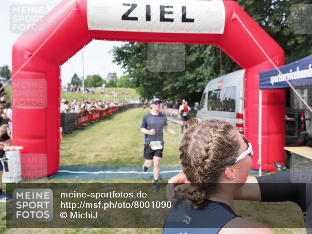 21.06.2025 - 27. Vierlanden-Triathlon MichiJ http://msf.ph/oto/8001090 15.06.2026 11:25:23 Ziel 325, 545, 587 meine-sportfotos.de