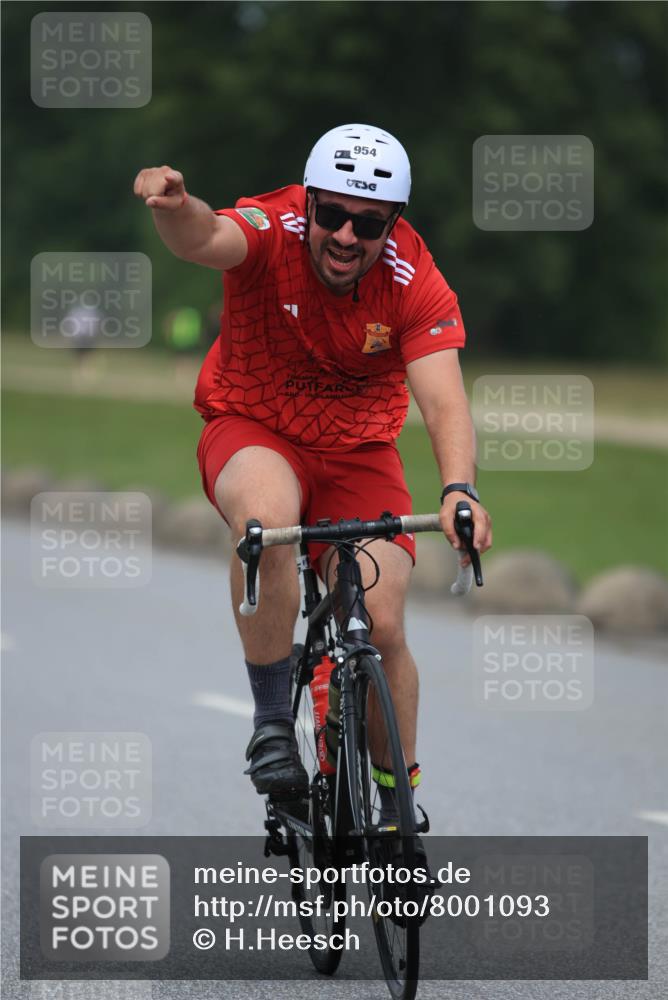 21.06.2025 - 27. Vierlanden-Triathlon H.Heesch http://msf.ph/oto/8001093 15.06.2025 12:37:55 Radfahren 858, 879, 954 meine-sportfotos.de