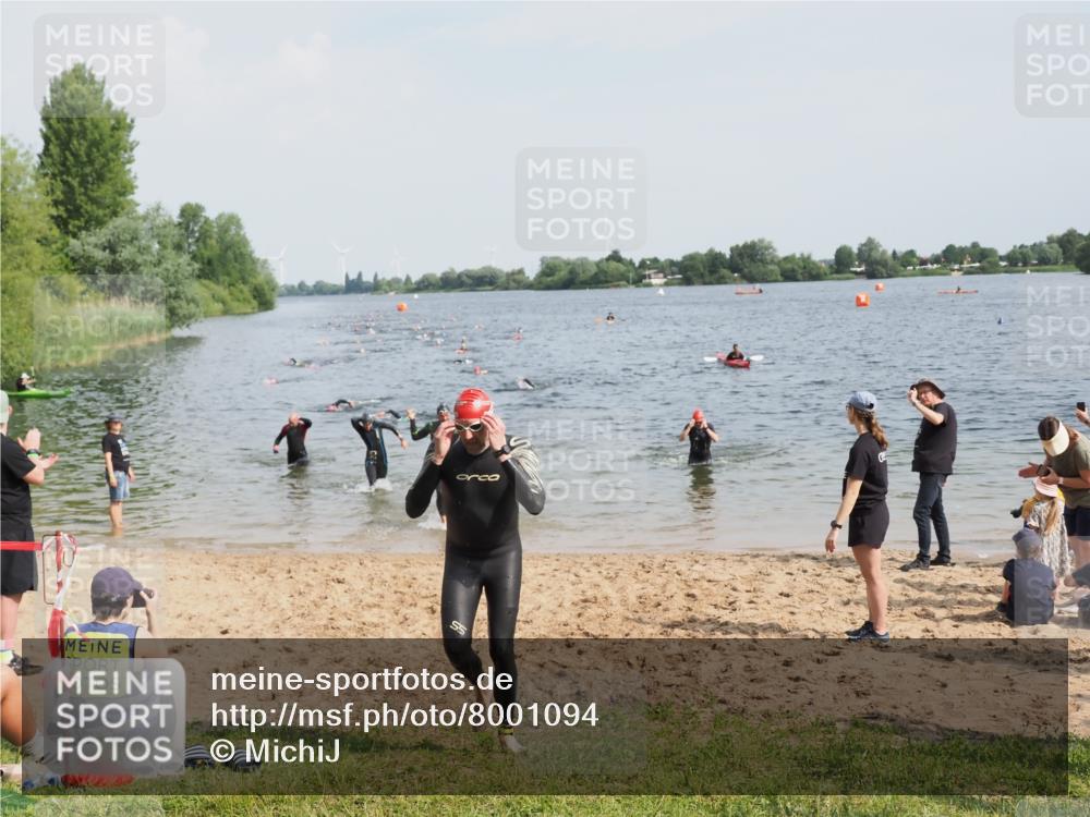 21.06.2025 - 27. Vierlanden-Triathlon MichiJ http://msf.ph/oto/8001094 15.06.2026 10:04:12 Schwimmen 411, 416, 453, 464 meine-sportfotos.de