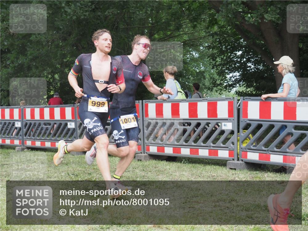 21.06.2025 - 27. Vierlanden-Triathlon KatJ http://msf.ph/oto/8001095 15.06.2025 12:54:31 Ziel 999, 1001, 1003 meine-sportfotos.de
