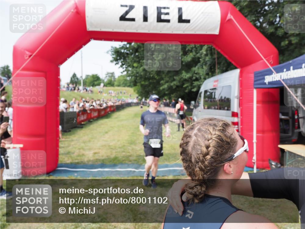 21.06.2025 - 27. Vierlanden-Triathlon MichiJ http://msf.ph/oto/8001102 15.06.2026 11:25:23 Ziel 325, 545, 587 meine-sportfotos.de
