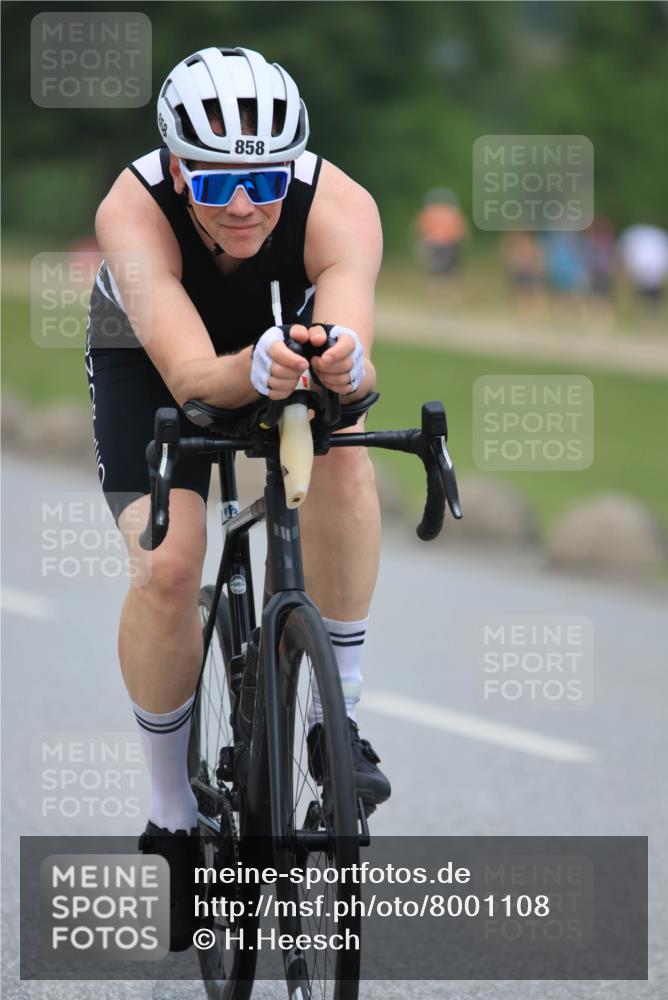 21.06.2025 - 27. Vierlanden-Triathlon H.Heesch http://msf.ph/oto/8001108 15.06.2025 12:37:57 Radfahren 858, 879, 954, 1021 meine-sportfotos.de