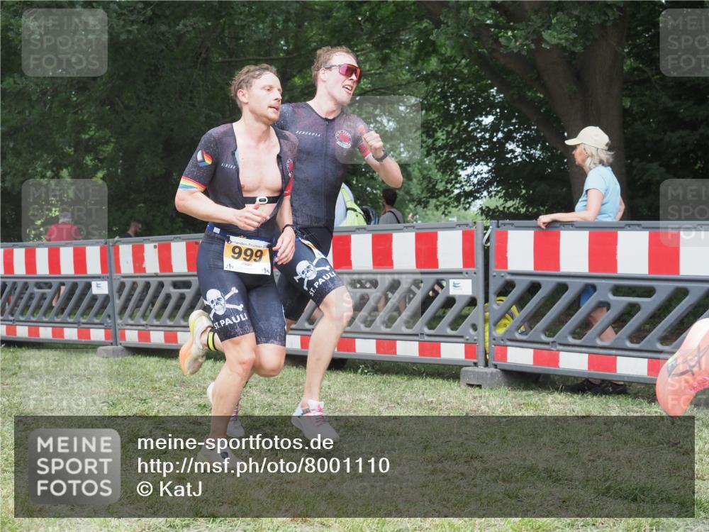 21.06.2025 - 27. Vierlanden-Triathlon KatJ http://msf.ph/oto/8001110 15.06.2025 12:54:31 Ziel 999, 1001, 1003 meine-sportfotos.de