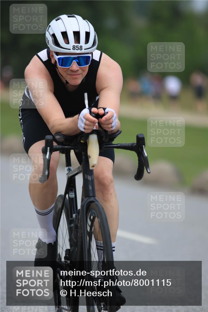 21.06.2025 - 27. Vierlanden-Triathlon H.Heesch http://msf.ph/oto/8001115 15.06.2025 12:37:57 Radfahren 858, 879, 954, 1021 meine-sportfotos.de