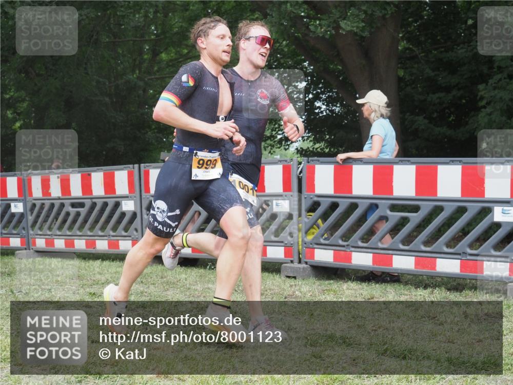 21.06.2025 - 27. Vierlanden-Triathlon KatJ http://msf.ph/oto/8001123 15.06.2025 12:54:31 Ziel 999, 1001, 1003 meine-sportfotos.de