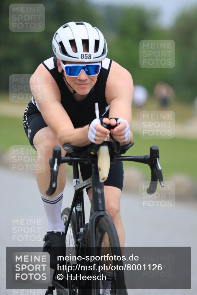 21.06.2025 - 27. Vierlanden-Triathlon H.Heesch http://msf.ph/oto/8001126 15.06.2025 12:37:57 Radfahren 858, 879, 954, 1021 meine-sportfotos.de