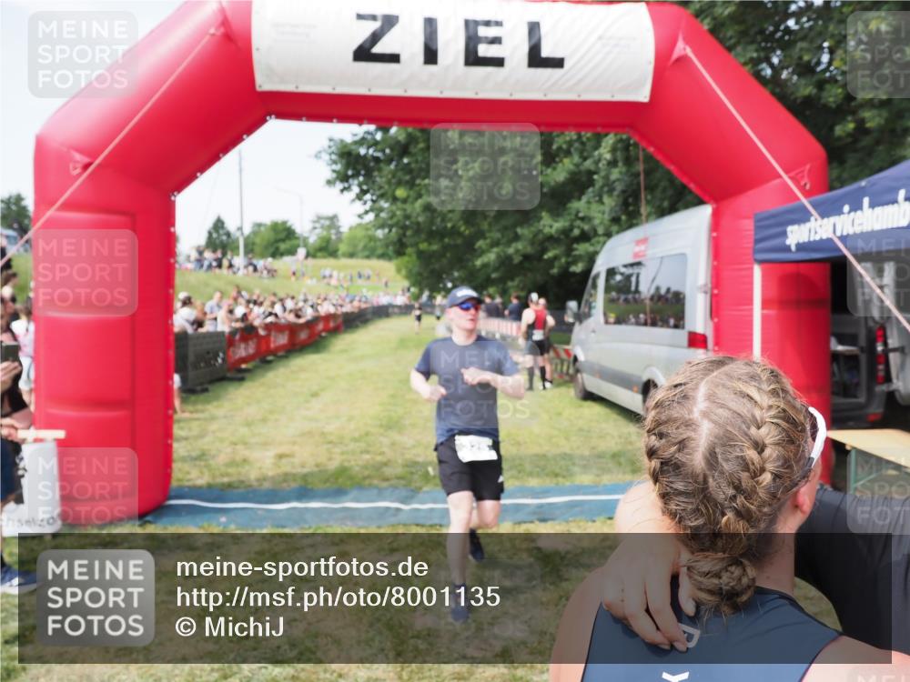 21.06.2025 - 27. Vierlanden-Triathlon MichiJ http://msf.ph/oto/8001135 15.06.2026 11:25:23 Ziel 325, 545, 587 meine-sportfotos.de