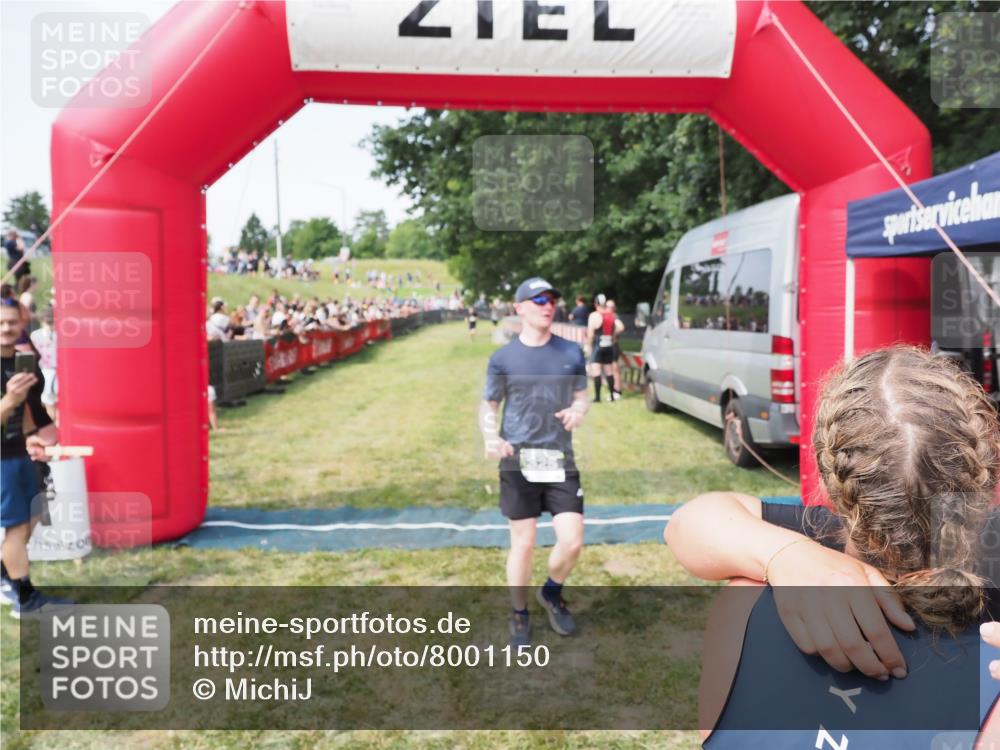 21.06.2025 - 27. Vierlanden-Triathlon MichiJ http://msf.ph/oto/8001150 15.06.2026 11:25:23 Ziel 325, 545, 587 meine-sportfotos.de