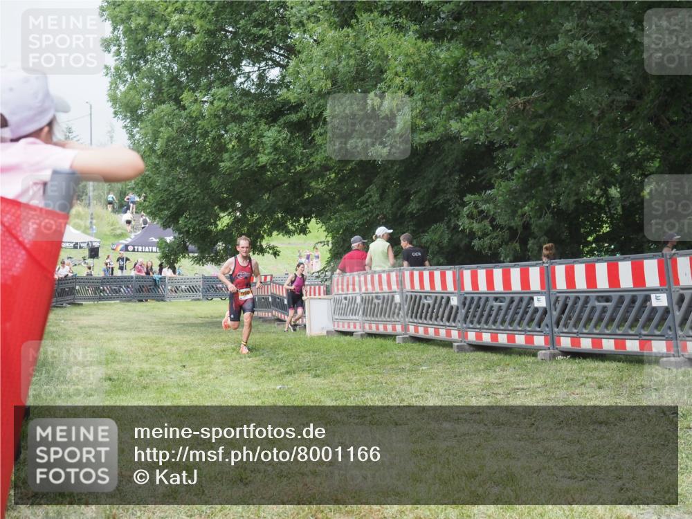 21.06.2025 - 27. Vierlanden-Triathlon KatJ http://msf.ph/oto/8001166 15.06.2025 12:54:52 Ziel 990 meine-sportfotos.de