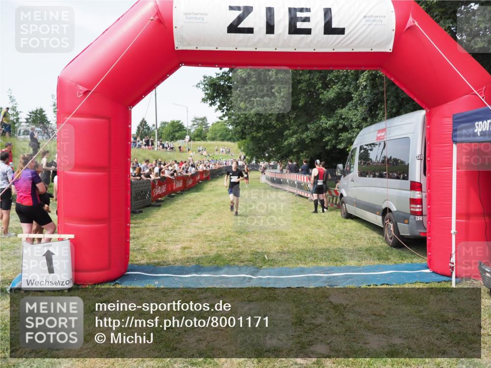 21.06.2025 - 27. Vierlanden-Triathlon MichiJ http://msf.ph/oto/8001171 15.06.2026 11:25:29 Ziel 269, 325 meine-sportfotos.de