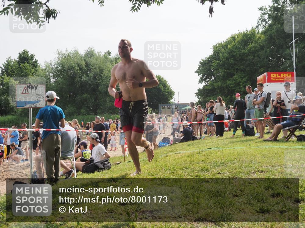 15.06.2025 - 27. Vierlanden-Triathlon KatJ http://msf.ph/oto/8001173 15.06.2025 09:57:32 Schwimmen 293, 309, 324 meine-sportfotos.de