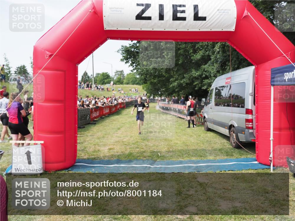 21.06.2025 - 27. Vierlanden-Triathlon MichiJ http://msf.ph/oto/8001184 15.06.2026 11:25:29 Ziel 269, 325 meine-sportfotos.de