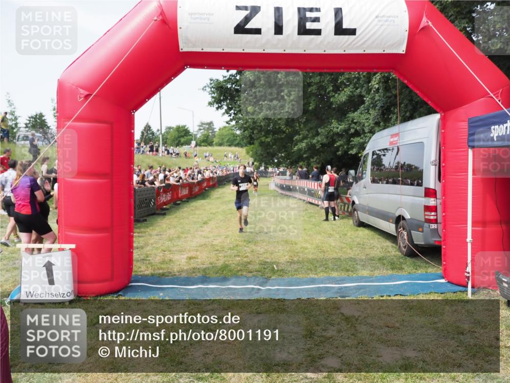 21.06.2025 - 27. Vierlanden-Triathlon MichiJ http://msf.ph/oto/8001191 15.06.2026 11:25:29 Ziel 269, 325 meine-sportfotos.de