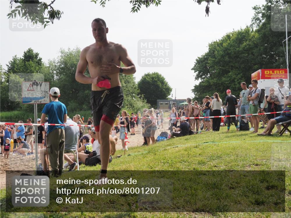 15.06.2025 - 27. Vierlanden-Triathlon KatJ http://msf.ph/oto/8001207 15.06.2025 09:57:32 Schwimmen 293, 309, 324 meine-sportfotos.de