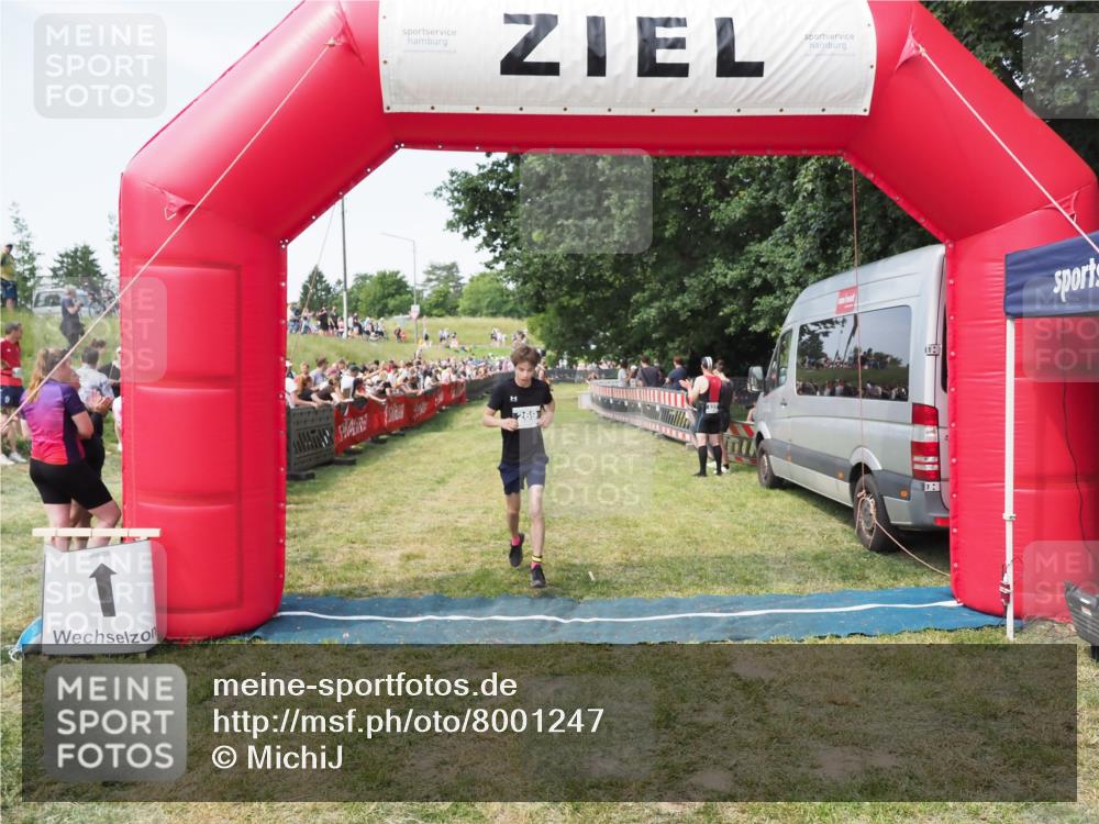 21.06.2025 - 27. Vierlanden-Triathlon MichiJ http://msf.ph/oto/8001247 15.06.2026 11:25:30 Ziel 269 meine-sportfotos.de