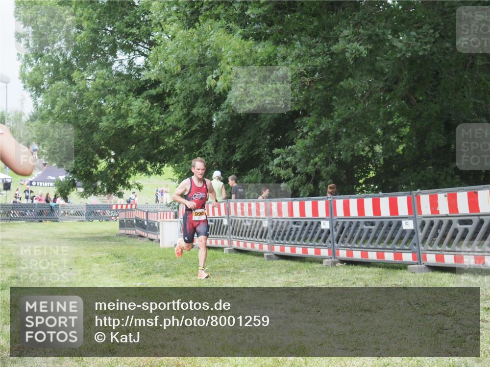 21.06.2025 - 27. Vierlanden-Triathlon KatJ http://msf.ph/oto/8001259 15.06.2025 12:54:53 Ziel 990 meine-sportfotos.de