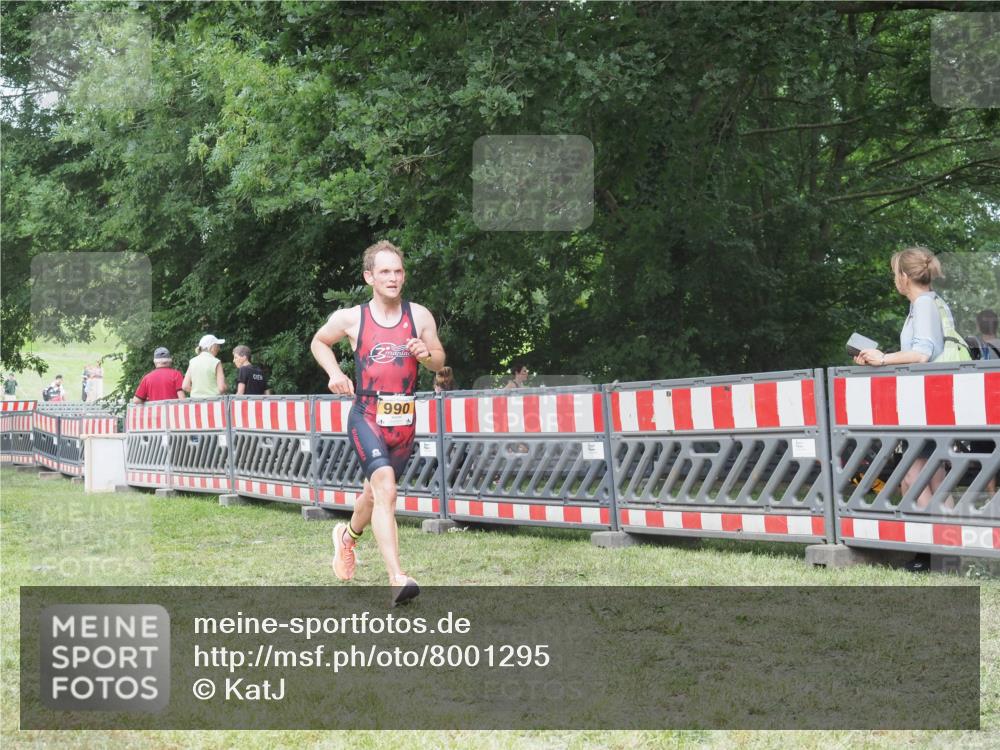 21.06.2025 - 27. Vierlanden-Triathlon KatJ http://msf.ph/oto/8001295 15.06.2025 12:54:54 Ziel 990 meine-sportfotos.de