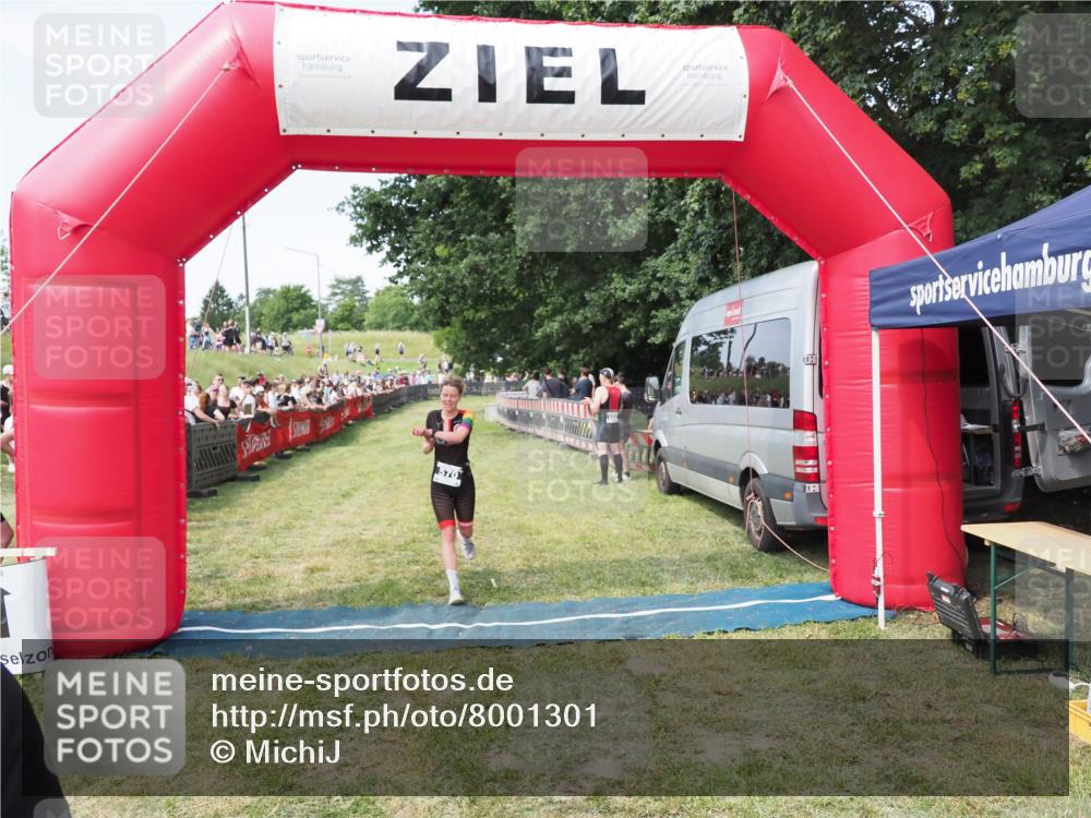 21.06.2025 - 27. Vierlanden-Triathlon MichiJ http://msf.ph/oto/8001301 15.06.2026 11:25:35 Ziel 269, 570 meine-sportfotos.de