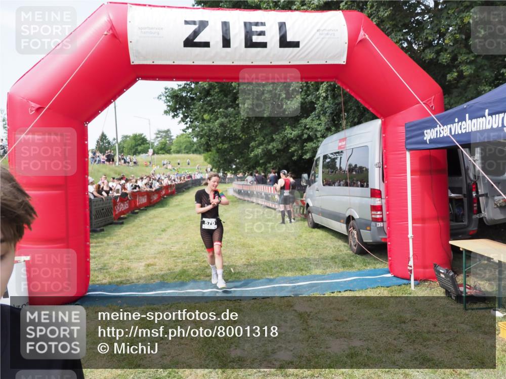 21.06.2025 - 27. Vierlanden-Triathlon MichiJ http://msf.ph/oto/8001318 15.06.2026 11:25:35 Ziel 269, 570 meine-sportfotos.de