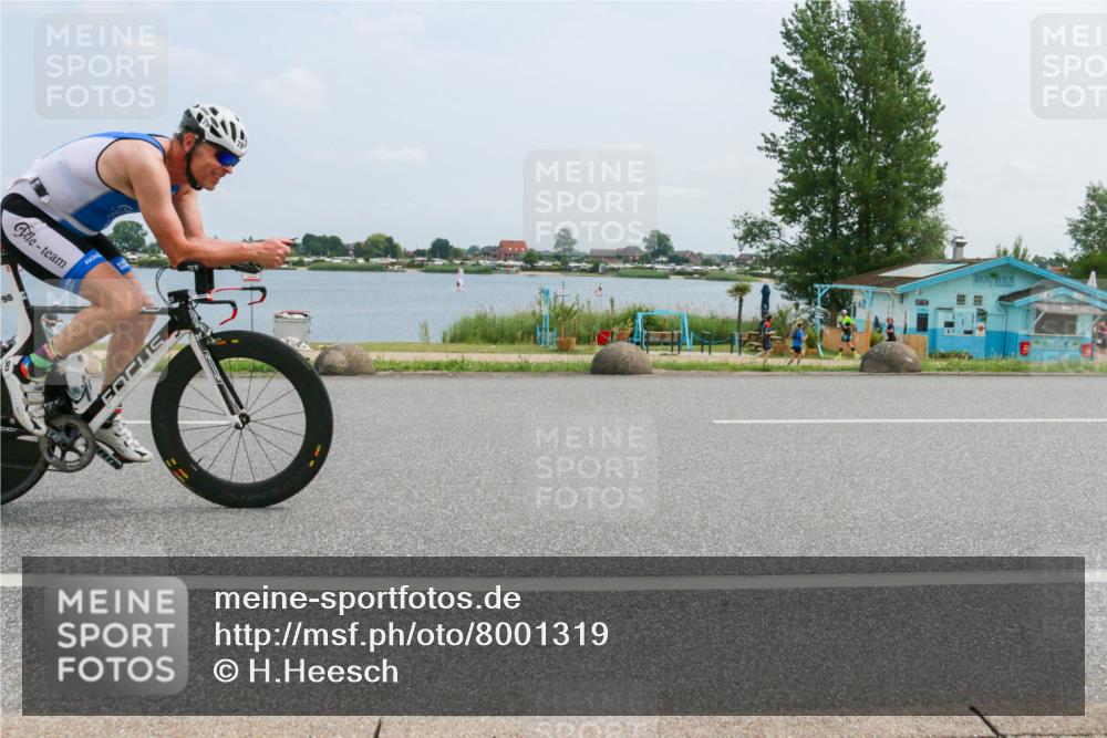 21.06.2025 - 27. Vierlanden-Triathlon H.Heesch http://msf.ph/oto/8001319 15.06.2025 12:36:08 Radfahren 798 meine-sportfotos.de