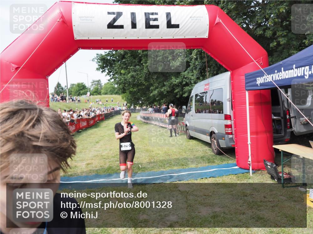 21.06.2025 - 27. Vierlanden-Triathlon MichiJ http://msf.ph/oto/8001328 15.06.2026 11:25:35 Ziel 269, 570 meine-sportfotos.de