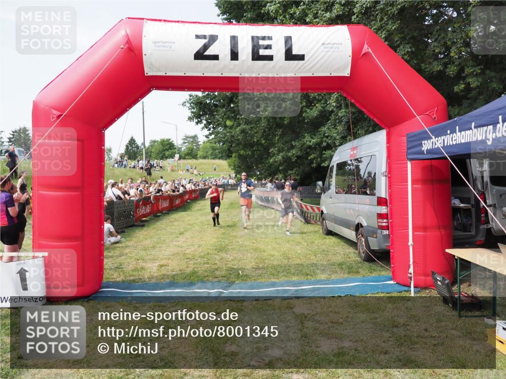 21.06.2025 - 27. Vierlanden-Triathlon MichiJ http://msf.ph/oto/8001345 15.06.2026 11:25:49 Ziel 622 meine-sportfotos.de