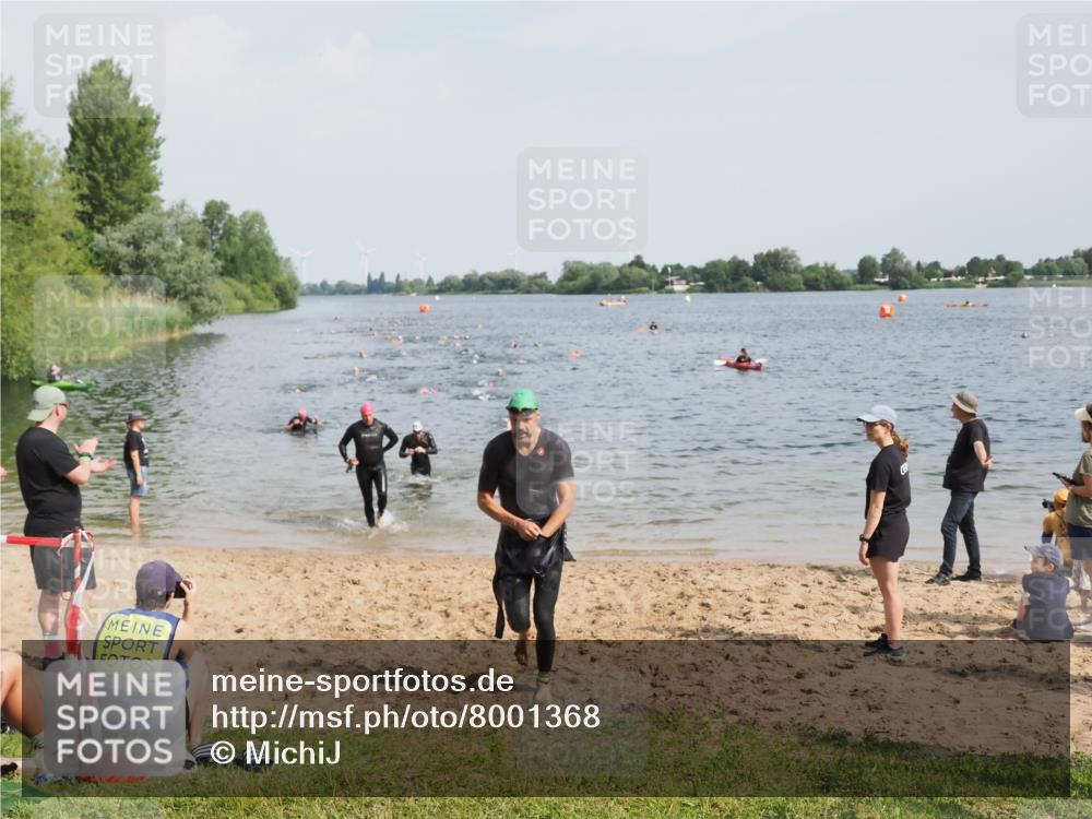 21.06.2025 - 27. Vierlanden-Triathlon MichiJ http://msf.ph/oto/8001368 15.06.2026 10:04:34 Schwimmen 390, 404, 452 meine-sportfotos.de