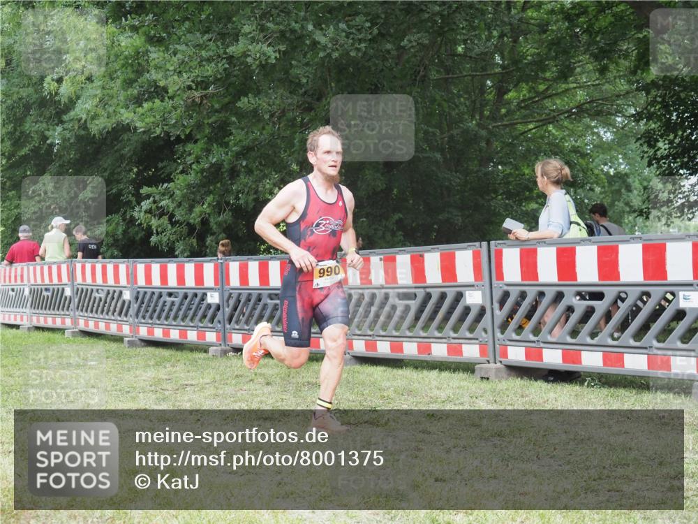 21.06.2025 - 27. Vierlanden-Triathlon KatJ http://msf.ph/oto/8001375 15.06.2025 12:54:55 Ziel 990 meine-sportfotos.de