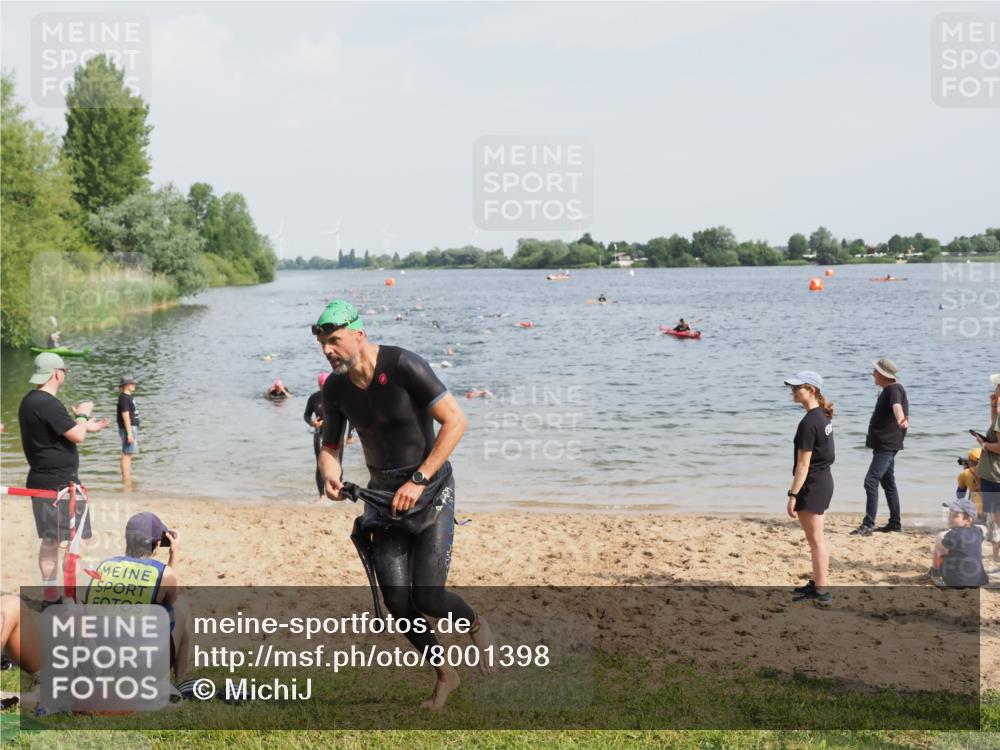 21.06.2025 - 27. Vierlanden-Triathlon MichiJ http://msf.ph/oto/8001398 15.06.2026 10:04:35 Schwimmen 390, 404, 452 meine-sportfotos.de