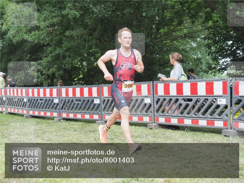 21.06.2025 - 27. Vierlanden-Triathlon KatJ http://msf.ph/oto/8001403 15.06.2025 12:54:55 Ziel 990 meine-sportfotos.de