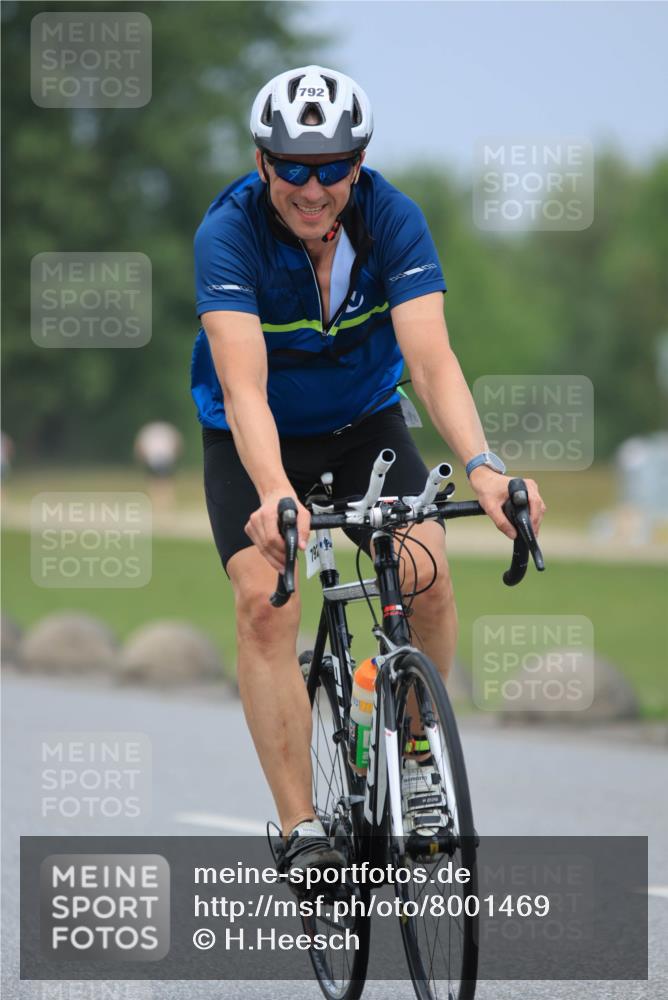 21.06.2025 - 27. Vierlanden-Triathlon H.Heesch http://msf.ph/oto/8001469 15.06.2025 12:38:45 Radfahren 792, 863, 929, 1039, 1040, 1042, 1043, 1044, 1045, 1046, 1047, 1048 meine-sportfotos.de