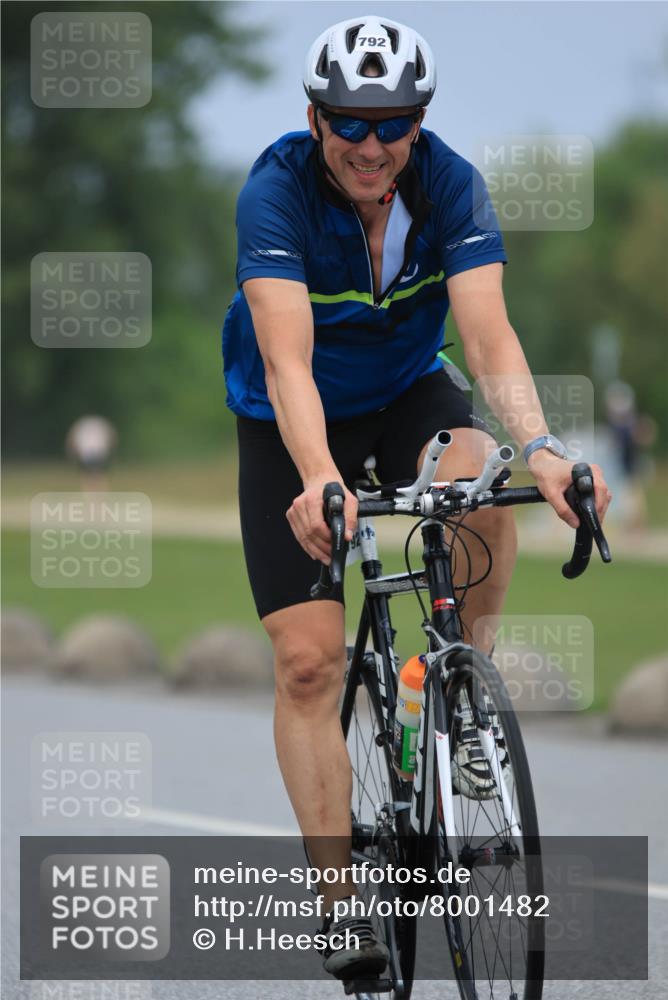 21.06.2025 - 27. Vierlanden-Triathlon H.Heesch http://msf.ph/oto/8001482 15.06.2025 12:38:45 Radfahren 792, 863, 929, 1039, 1040, 1042, 1043, 1044, 1045, 1046, 1047, 1048 meine-sportfotos.de