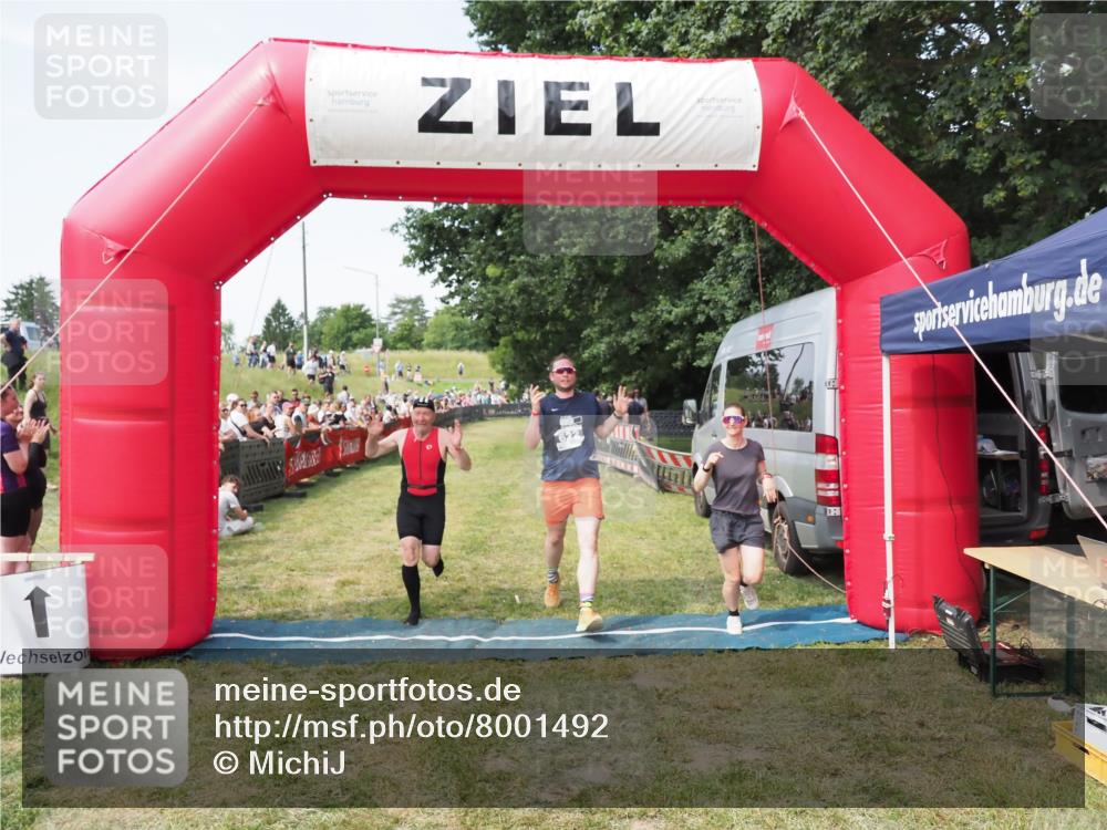 21.06.2025 - 27. Vierlanden-Triathlon MichiJ http://msf.ph/oto/8001492 15.06.2026 11:25:51 Ziel 622 meine-sportfotos.de