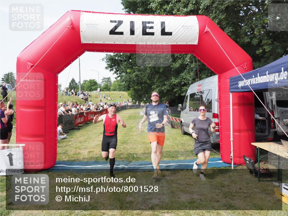 21.06.2025 - 27. Vierlanden-Triathlon MichiJ http://msf.ph/oto/8001528 15.06.2026 11:25:51 Ziel 622 meine-sportfotos.de