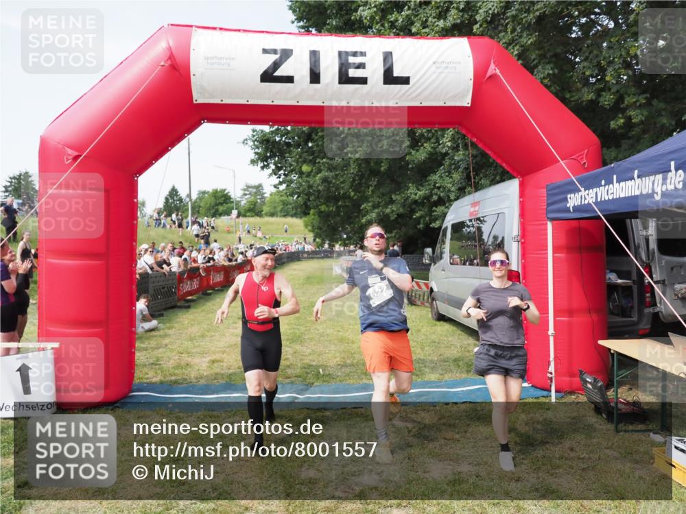 21.06.2025 - 27. Vierlanden-Triathlon MichiJ http://msf.ph/oto/8001557 15.06.2026 11:25:51 Ziel 622 meine-sportfotos.de