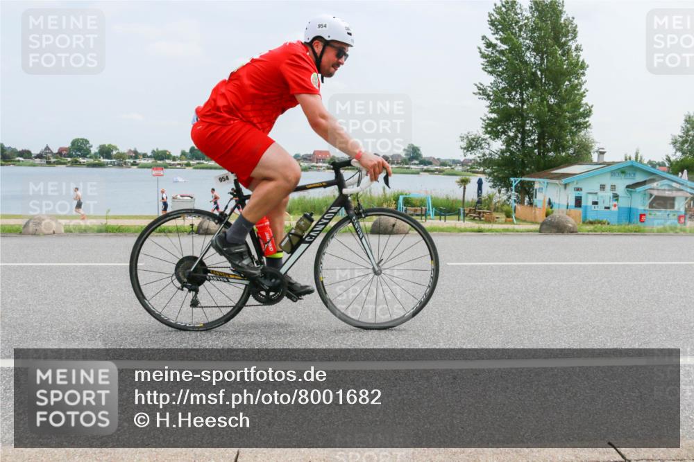 21.06.2025 - 27. Vierlanden-Triathlon H.Heesch http://msf.ph/oto/8001682 15.06.2025 12:37:58 Radfahren 858, 954 meine-sportfotos.de