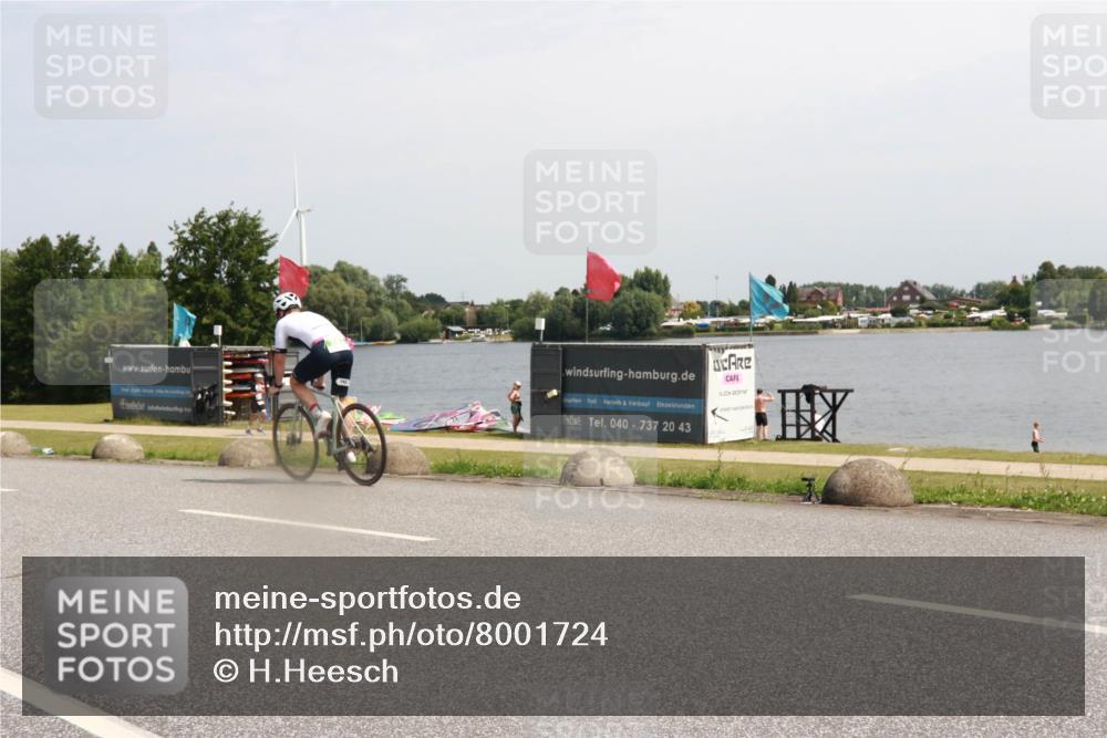 21.06.2025 - 27. Vierlanden-Triathlon H.Heesch http://msf.ph/oto/8001724 15.06.2025 11:46:15 Radfahren 215, 663, 803, 886 meine-sportfotos.de